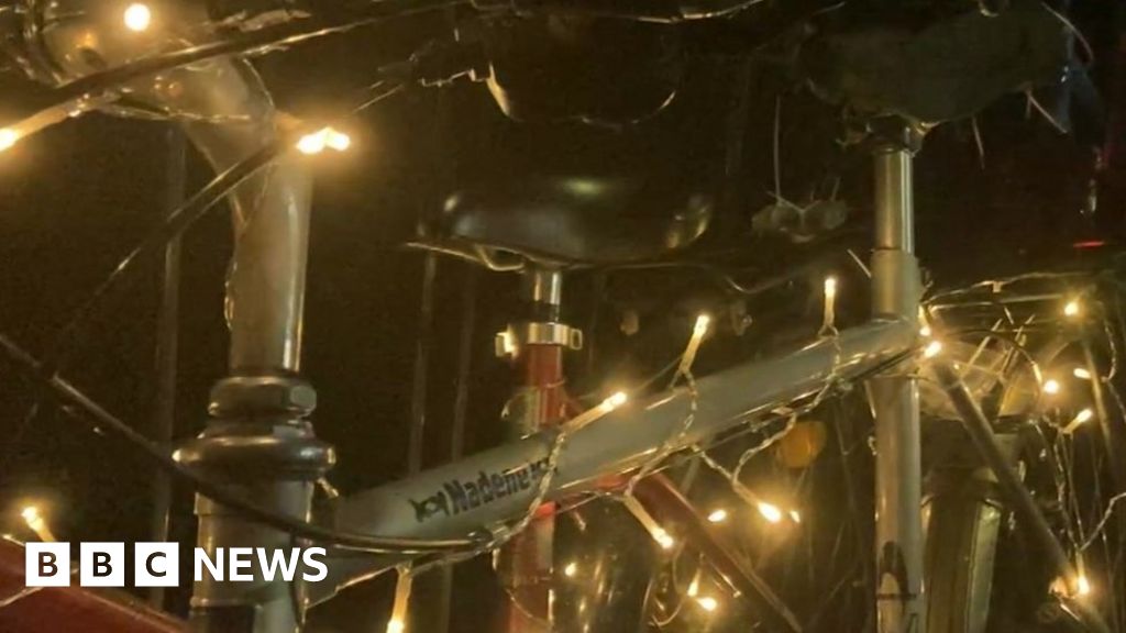 Cyclists light up for Reading ride to raise safety awareness - BBC News