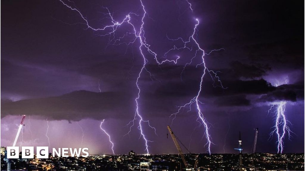 Lightning storm blazes across Queensland skies - BBC News