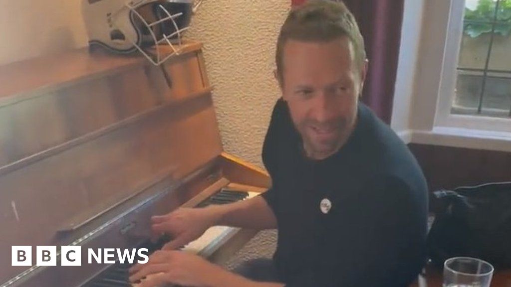 Coldplay's Chris Martin performs couple's wedding song in pub