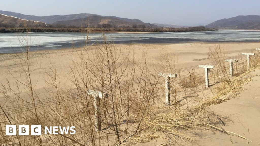 사진에는 ​​북한이 중국과의 국경을 폐쇄하는 모습이 담겨 있다.