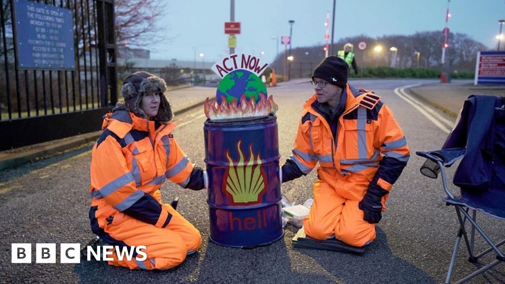 Climate change: Extinction Rebellion blocks Shell's Aberdeen HQ - BBC News