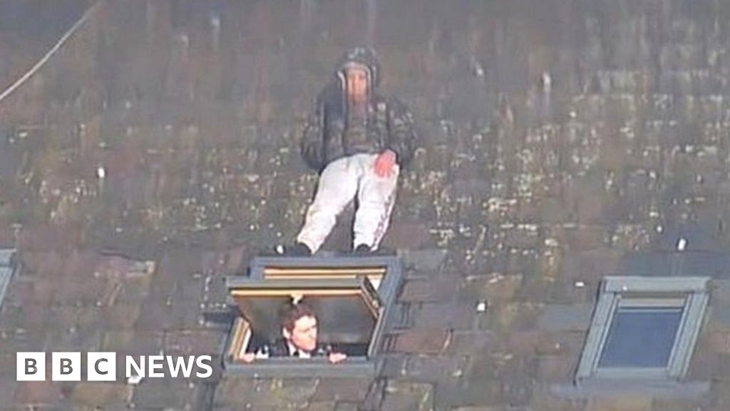 He's behind you – man hides from police on roof – NewsEverything England