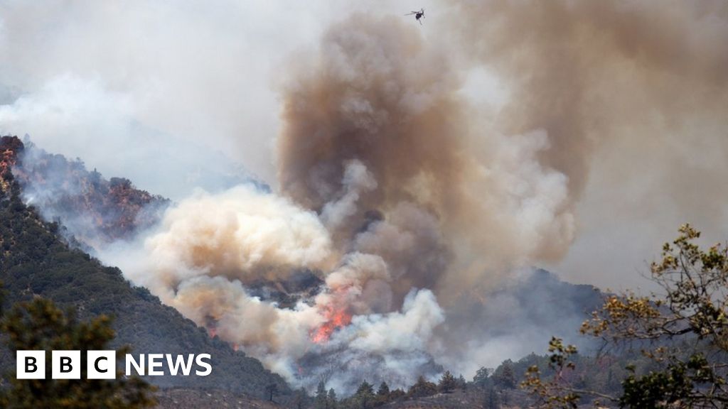 Apple Fire: Massive California wildfire forces evacuations - BBC News