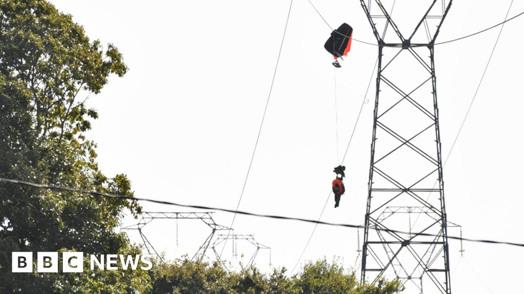 Belgian F-16 crash pilot ejects on the power line