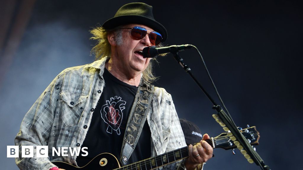 Spotify removes Neil Young after he calls for Joe Rogan to go – BBC News