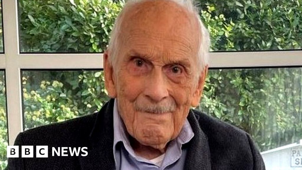 Last surviving Battle of Britain pilot John Hemingway 'just lucky'