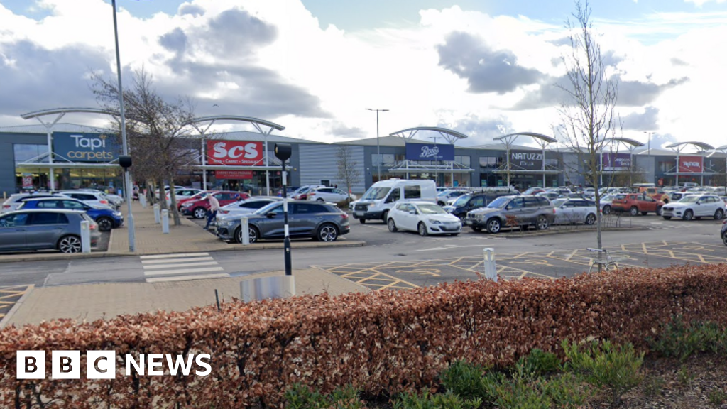 ‘Significant damage’ to shops after fire at Edinburgh retail park