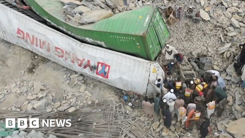 Pakistan: Lorries crushed and buried in deadly landslide