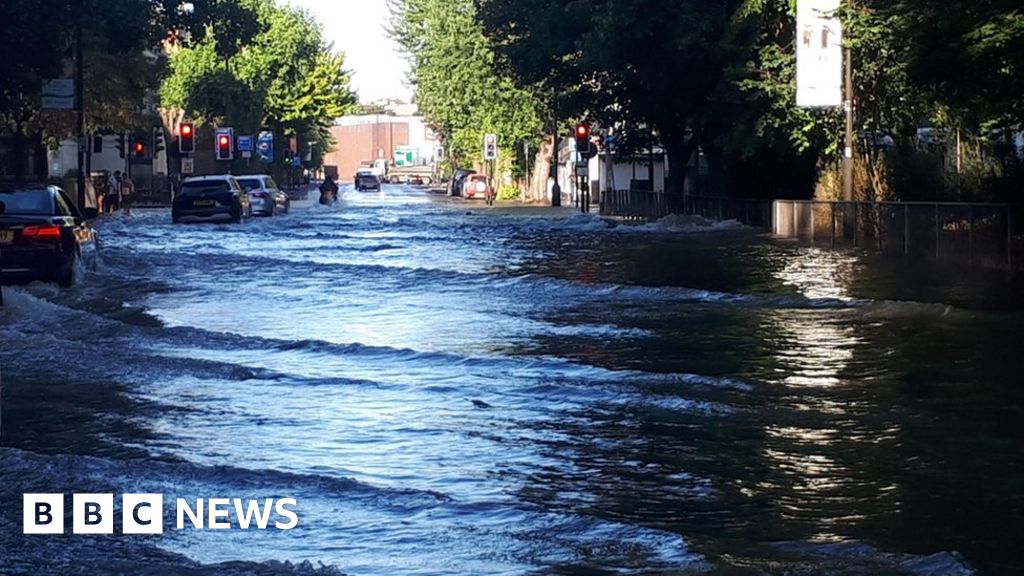 Islington: Flooding in north London as water main bursts