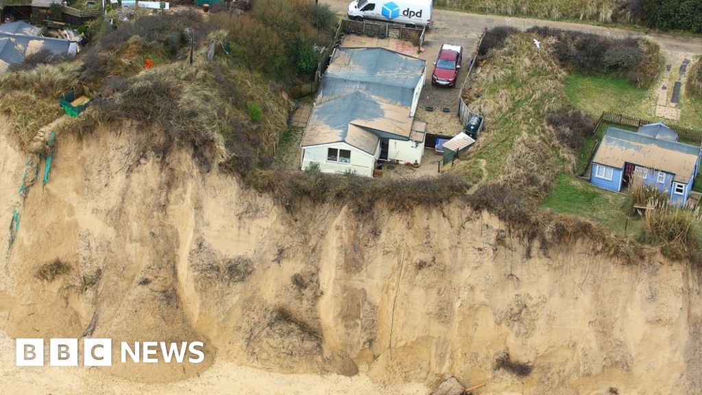 Hemsby cliff-top homes 'perilously close' to edge - BBC News