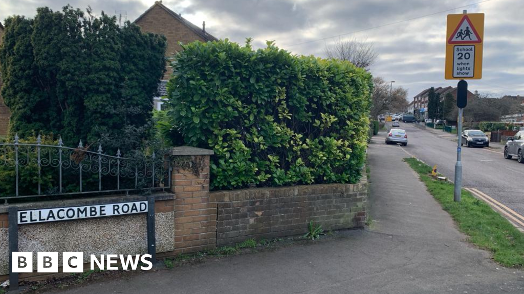 Longwell Green: Murder arrest after man's 'suspicious' death - BBC News