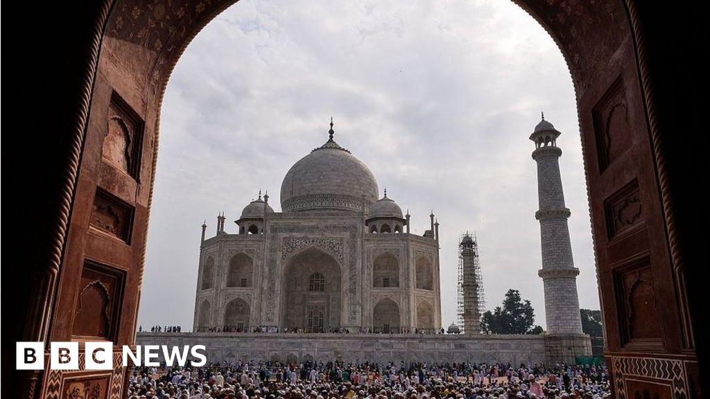 India Taj Mahal minarets damaged in storm - BBC News