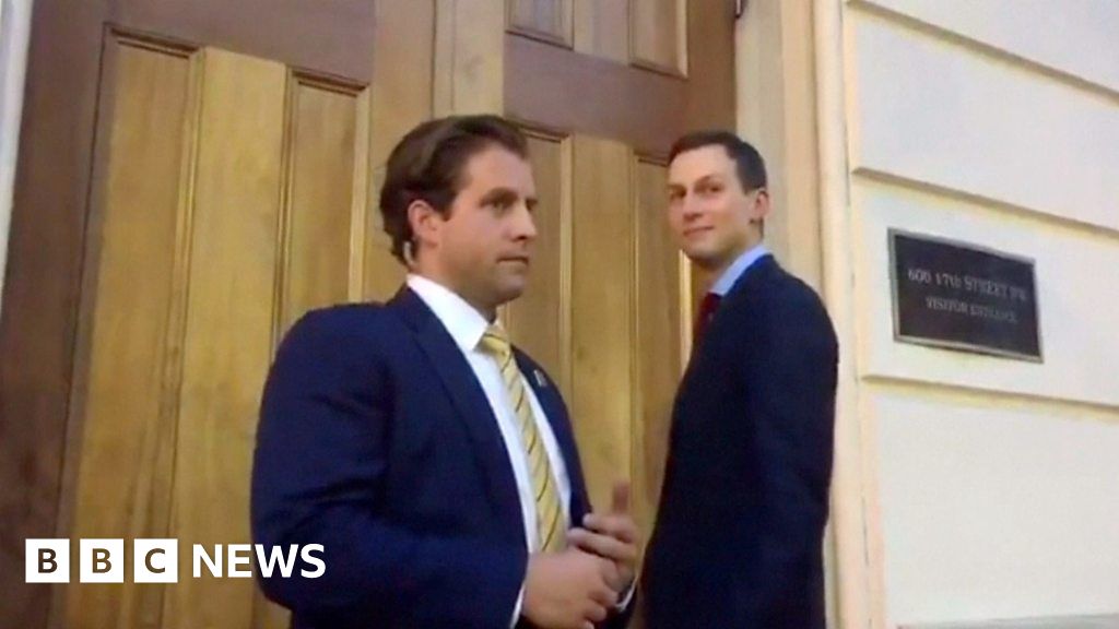 Jared Kushner's awkward door moment(00)