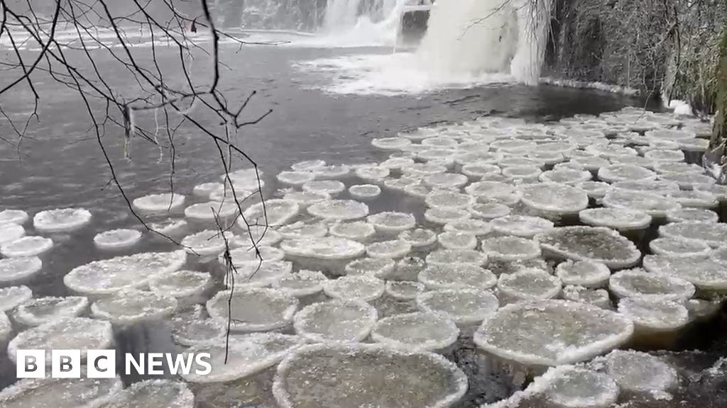 'Ice pancakes' form on freezing Glasgow river