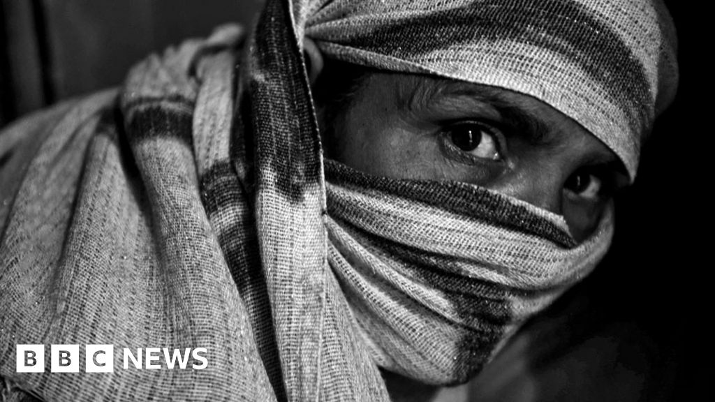 World Toilet Day: The lives of Indian sanitation workers - BBC News