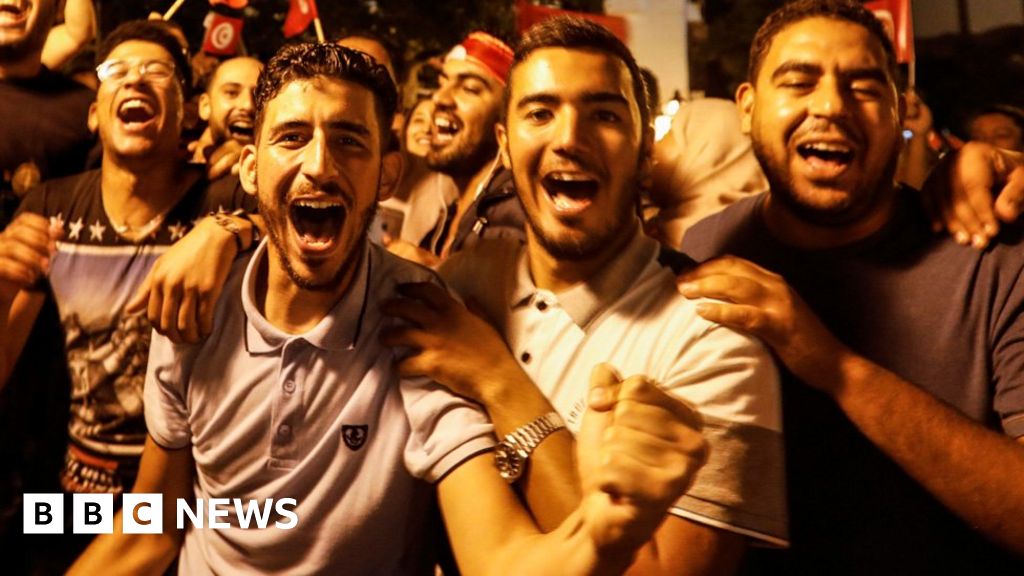 Retired academic wins Tunisia election