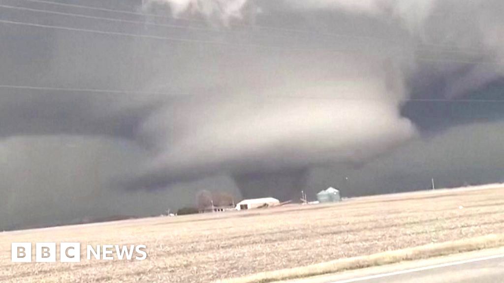 Iowa tornadoes captured by eyewitness in car