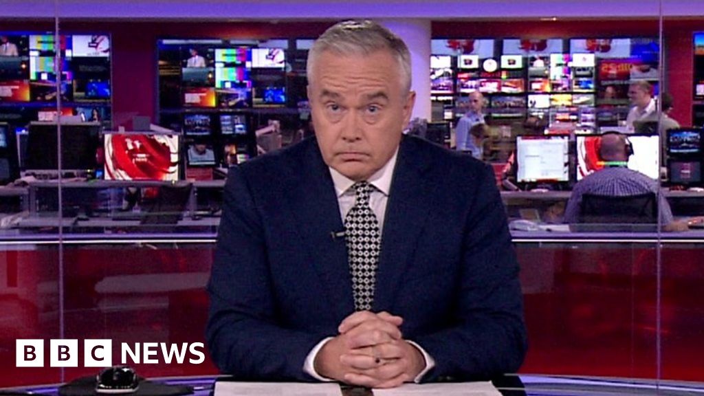 BBC News at Ten's Huw Edwards hit by technical fault - BBC News