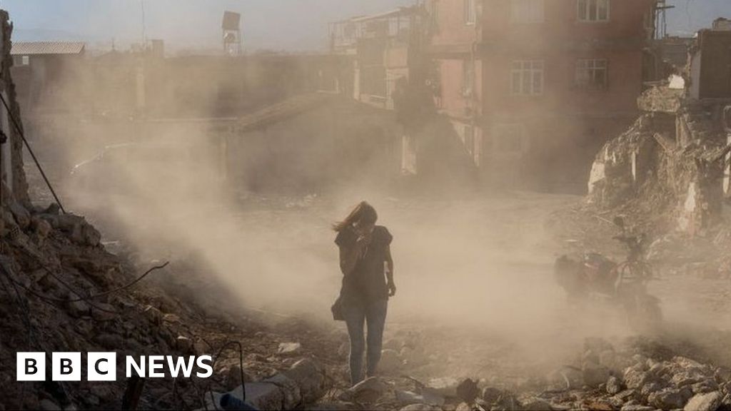 Семейства в градовете на земетресението в Турция се борят с прах и развалини шест месеца по-късно