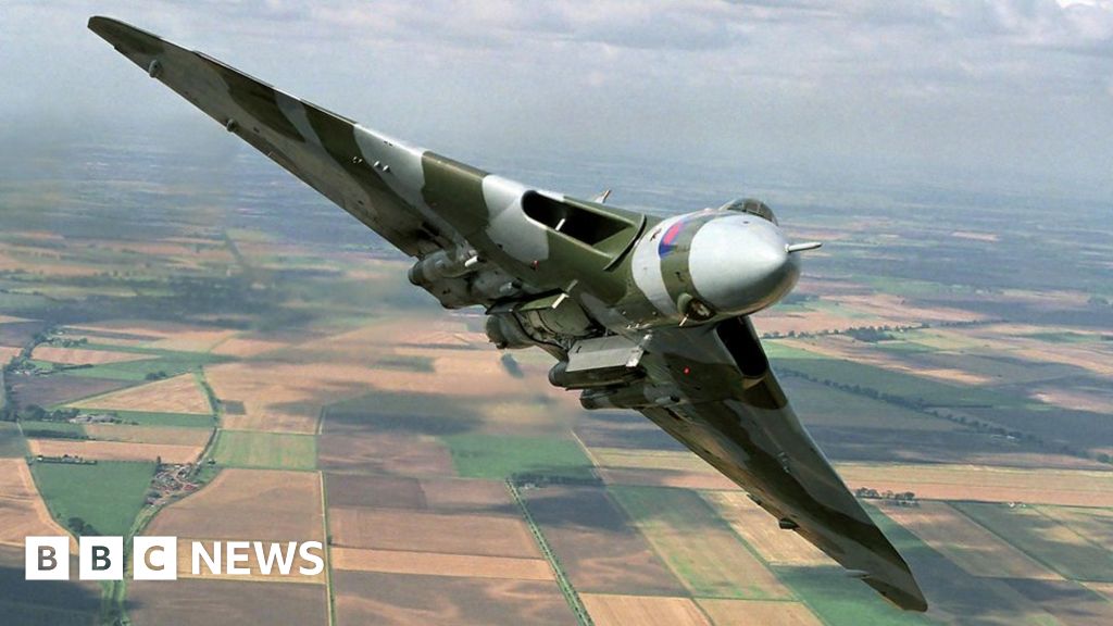 Last Vulcan bomber final flight over Doncaster airport - BBC News