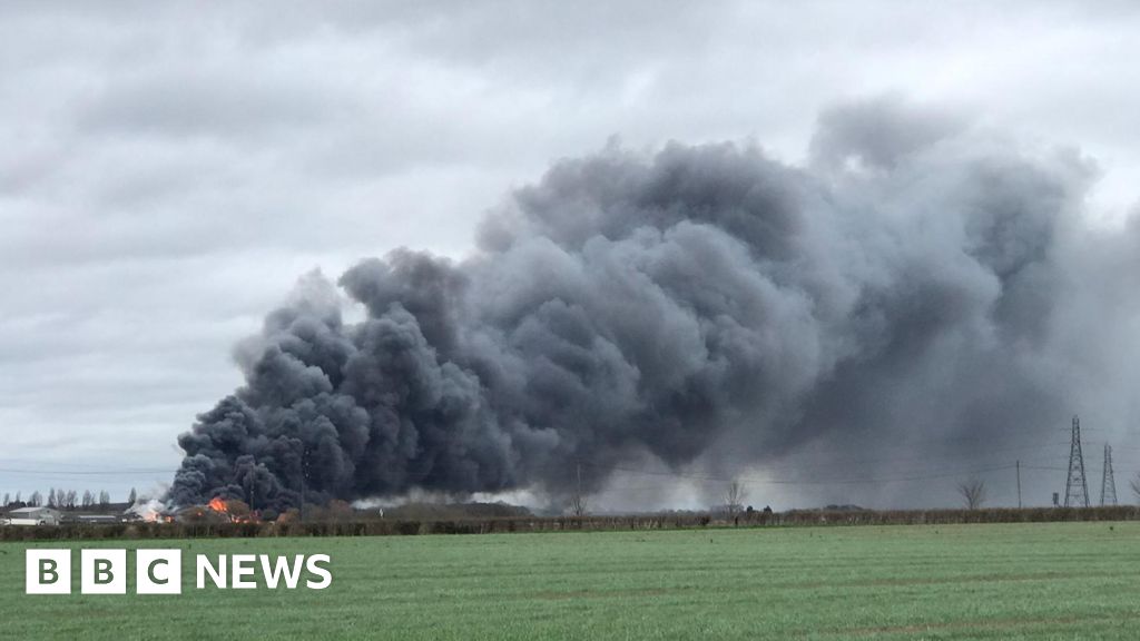Huge fire breaks out on Stambridge industrial estate 