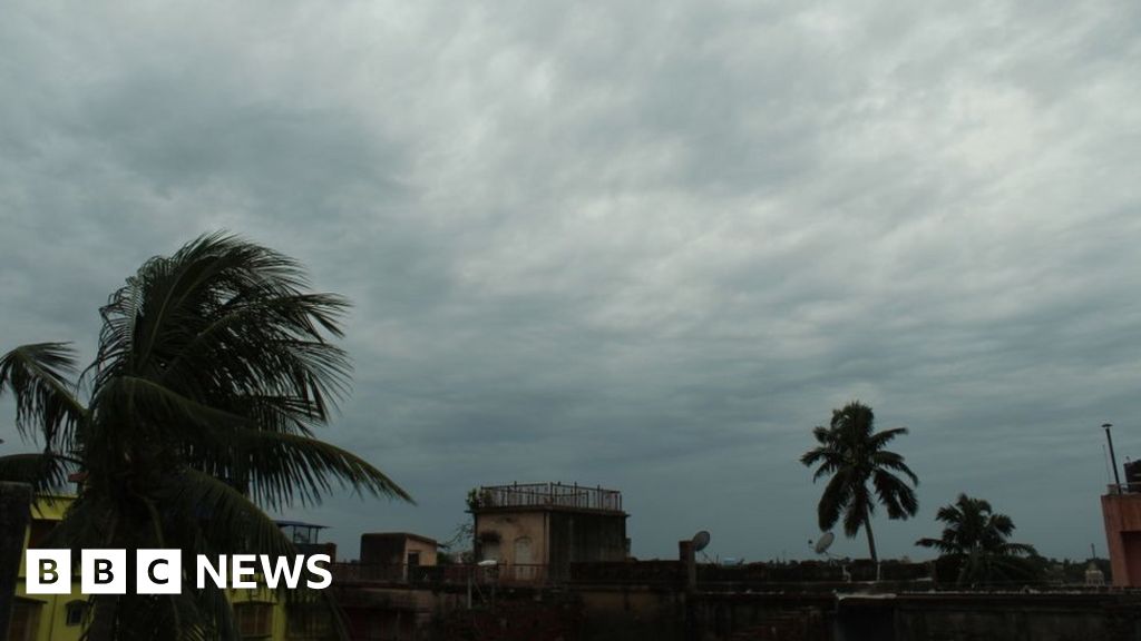 Amphan: Heavy rains in India and Bangladesh as cyclone bears down