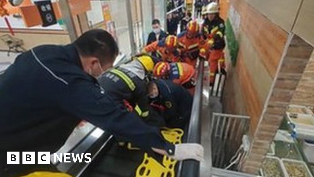 Çin'de yürüteçten düşen kadın hastaneye kaldırıldı