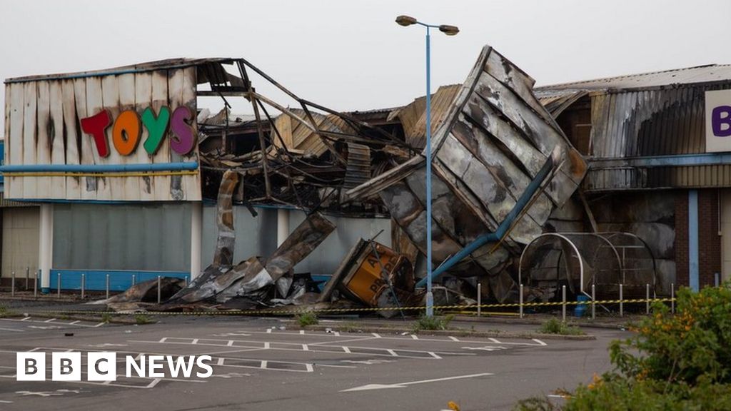 Toys R Us Building Damaged By Fire In Peterborough - Bbc News
