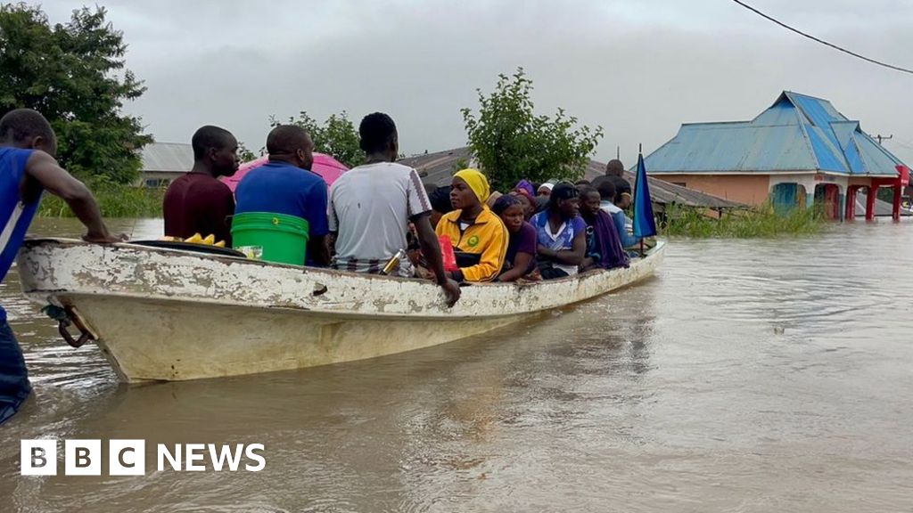 Най малко 155 души са загинали при наводнения и свлачища в