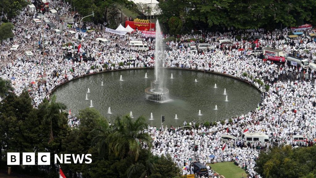 Mass Prayer Rally In Jakarta Against Governor 'Ahok' - BBC News