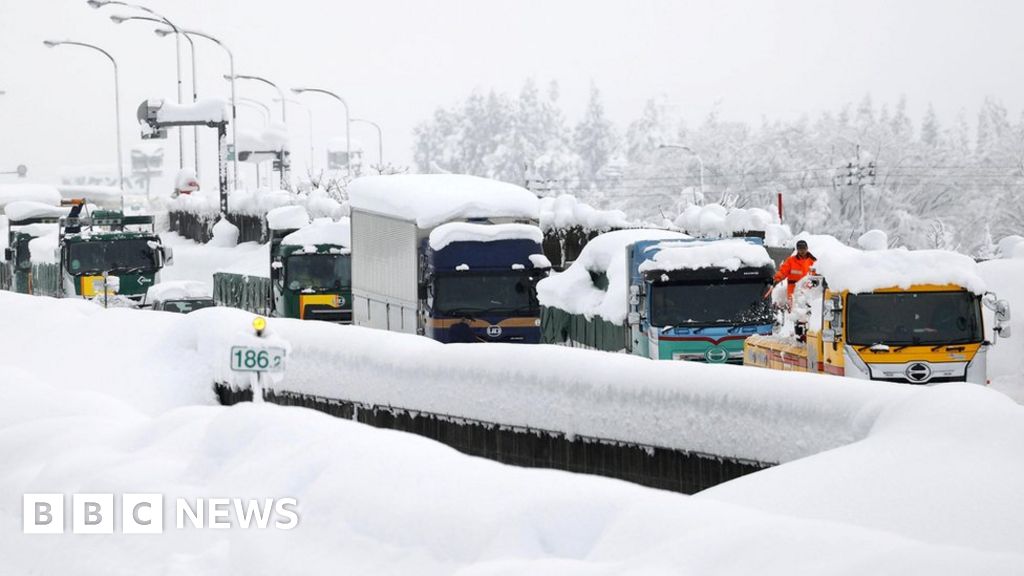 japan-snow-traps-1000-drivers-in-frozen-traffic-jam