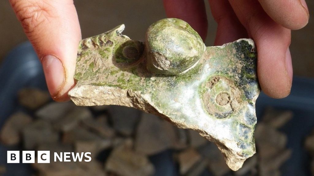 Anglo-Saxon settlement found at wind farm cable site - BBC News