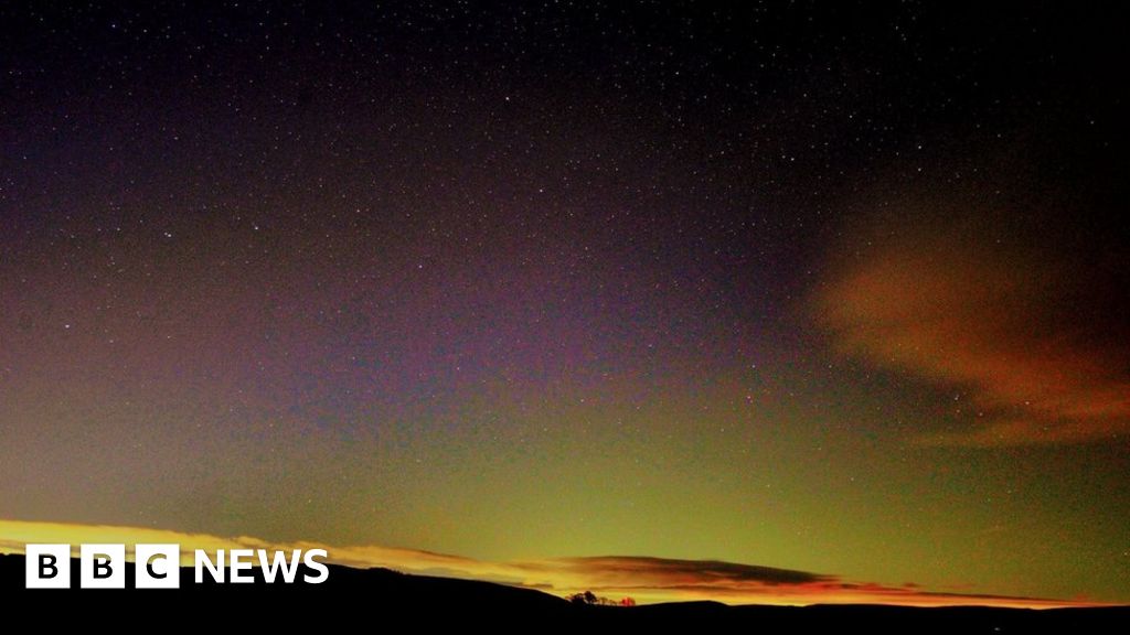 Northern Lights captured in Derbyshire Peak District BBC News