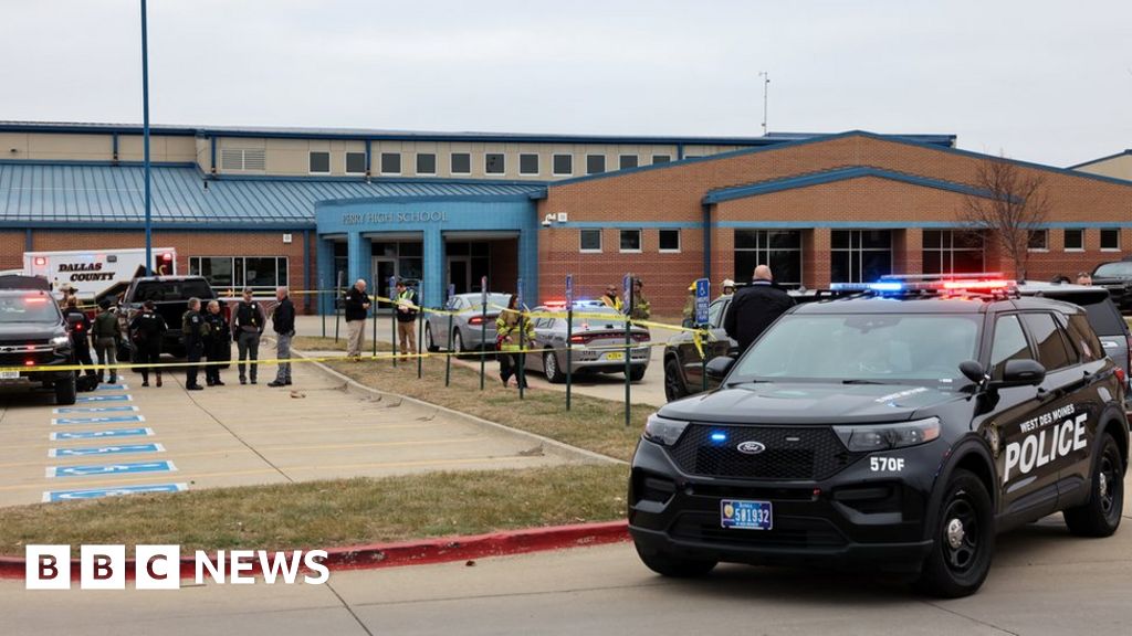 Ученик от Айова простреля шест, един смъртоносно, в гимназия