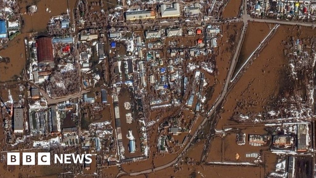 В России наводнение: река Урал в Оренбурге достигла опасного уровня