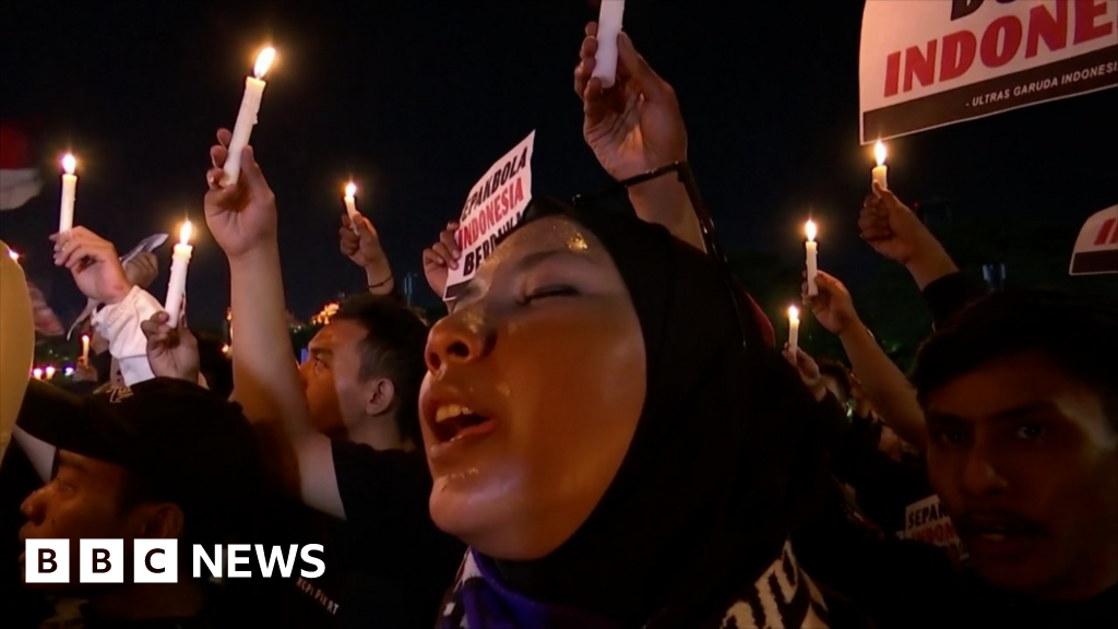 Indonesia: Candlelight vigil for fans who died at stadium