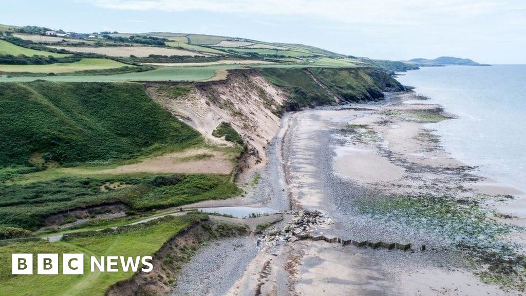 Isle of Man Coastguard urges people to avoid beach after landslide