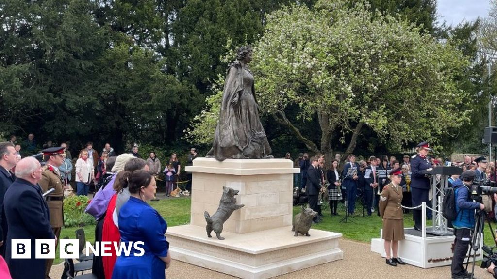 Rutland: Hundreds attend Queen Elizabeth II statue unveiling 