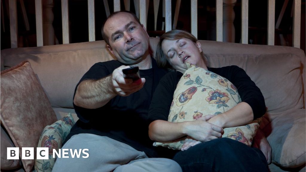 Being a couch potato 'bad for the memory of over-50s' - BBC News