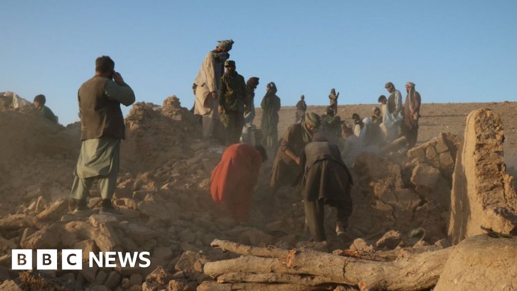 Екипите за спешна помощ в Афганистан се надпреварват да спасяват