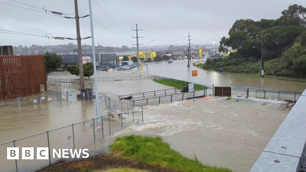 Auckland floods: More heavy rain ahead for New Zealand's largest city - BBC