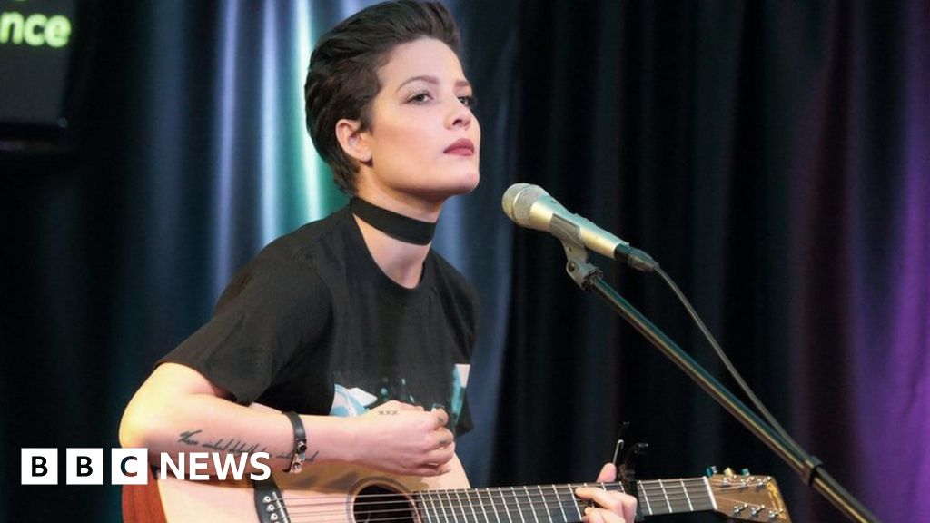Us Singer Halsey Says She Had A Miscarriage Before A Concert For Vevo Bbc News 8082