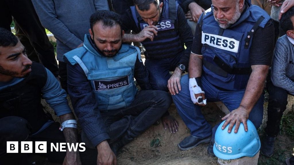The семействата на двамата палестински журналисти, убити при израелски въздушен