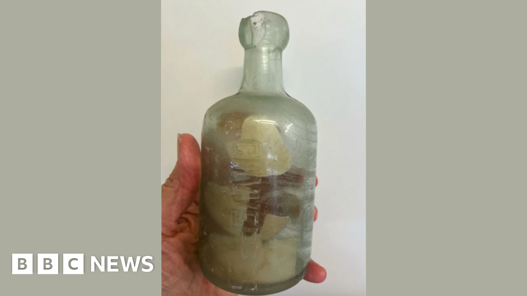 Messages in a bottle from WWI soldiers found on Australian coast