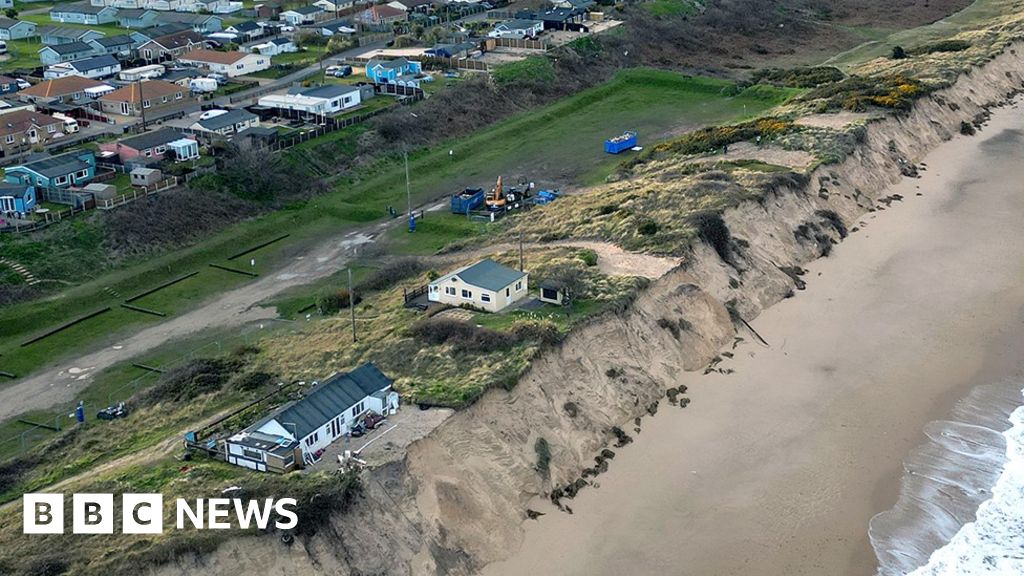 Hemsby Coastal Erosion: 360° Walk Along The Norfolk Dunes - BBC News