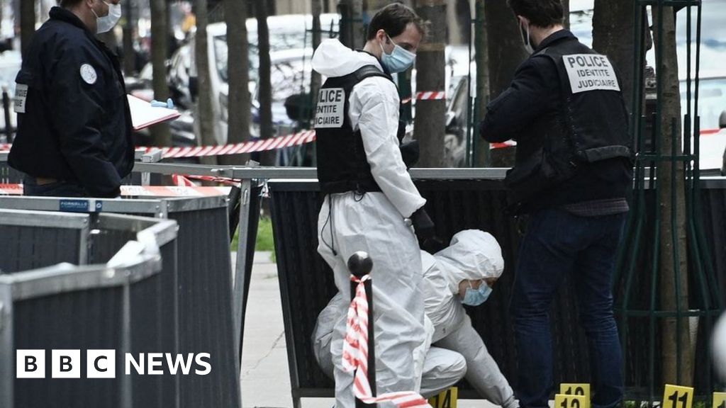 Manhunt after 'execution' shooting in Paris - BBC News