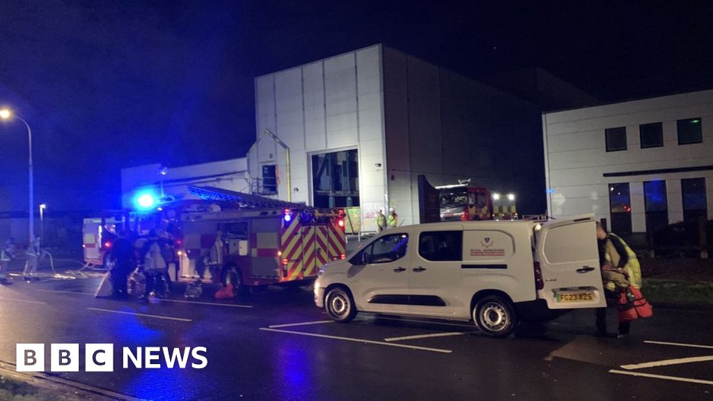 Firefighters tackle blaze at empty warehouse in Reading - BBC News