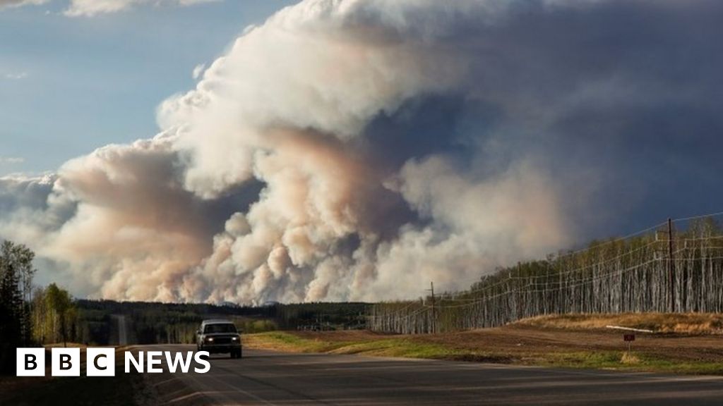 Canada Wildfire Thousands Airlifted From Fort Mcmurray As Blaze Grows