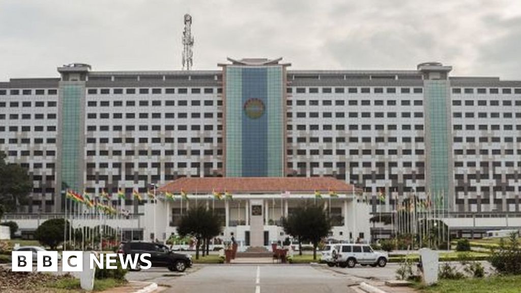 Държавата управляваната електрическа компания на Гана ECG в четвъртък спря