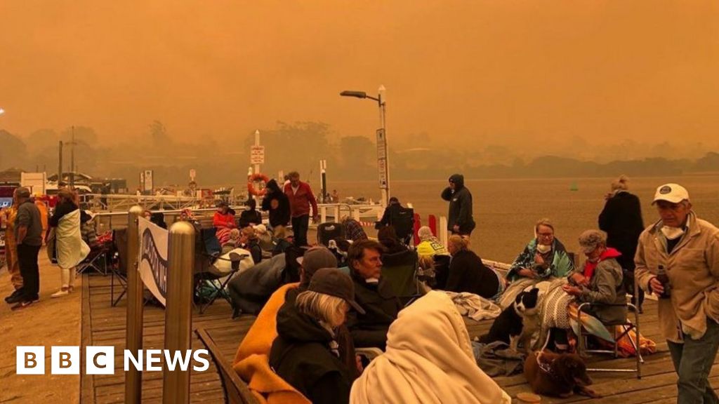 Australia fires: Navy rescues stranded from ravaged Mallacoota